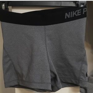 Nike compression shorts (S)